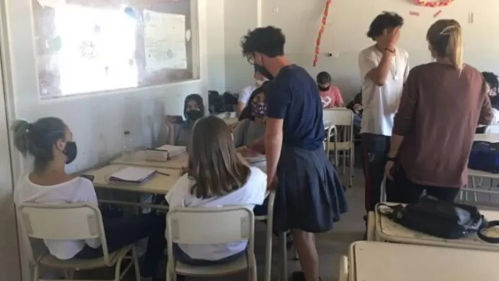 No le dejaron usar bermudas y fue de pollera a la escuela