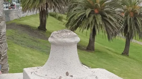 Escalera vandalizada.-