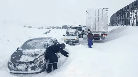 Horas dramáticas para los varados en un manto nieve