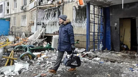 Soldados rusos avanzan sobre Kiev, en medio del repudio por el ataque a un hospital infantil