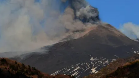 El volcán Etna presenta “actividad explosiva” con alerta roja