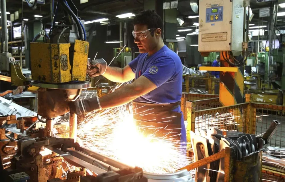 La economía se ve afectada por la baja demanda que golpea la producción de la industria.