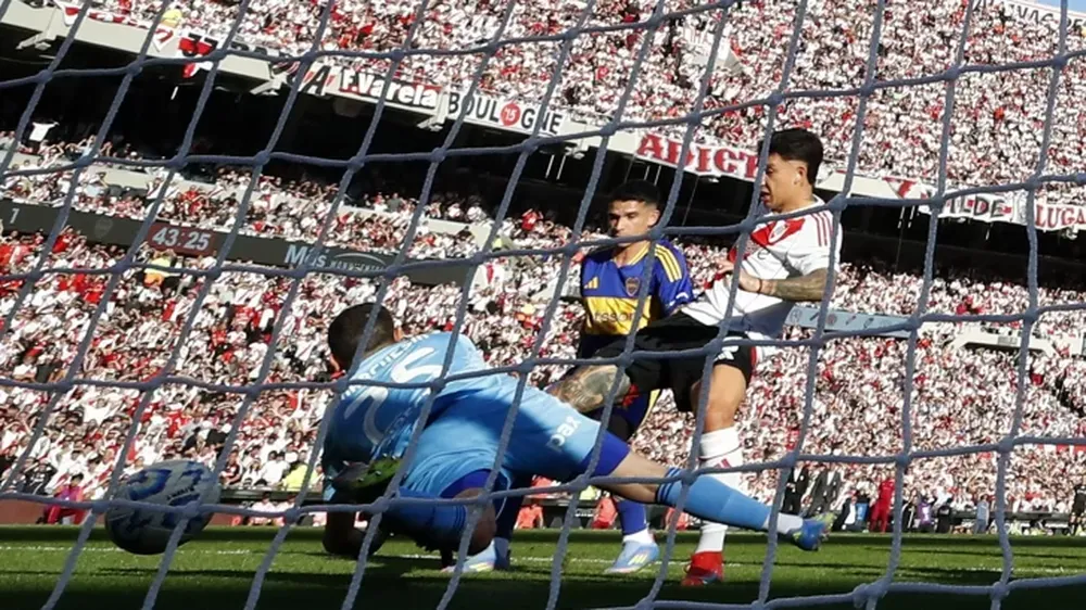 Driussi cabeceó, Marchesín dio rebote y el punta de River reaccionó antes que el defensor de Boca para convertir el segundo gol, el de la victoria del millonario.