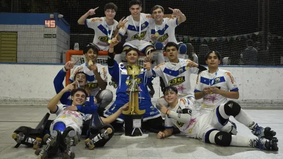 RECEPCIÓN. La familia de Olimpia quiso estar con sus Juveniles bicampeones y en la sede del club disfrutaron uno de esos momentos que jamás se olvidan.