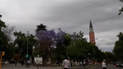 El cielo se mantendrá algo nublado este viernes.