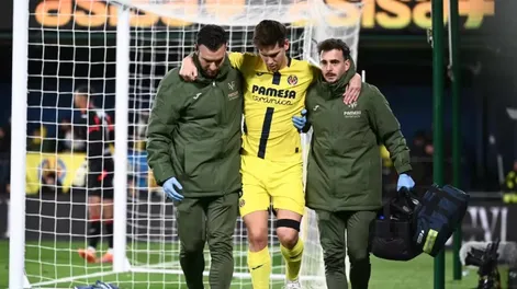 l momento en que Juan Foyth es retirado del campo de juego del Villarreal por una lesión en el tendón de Aquiles