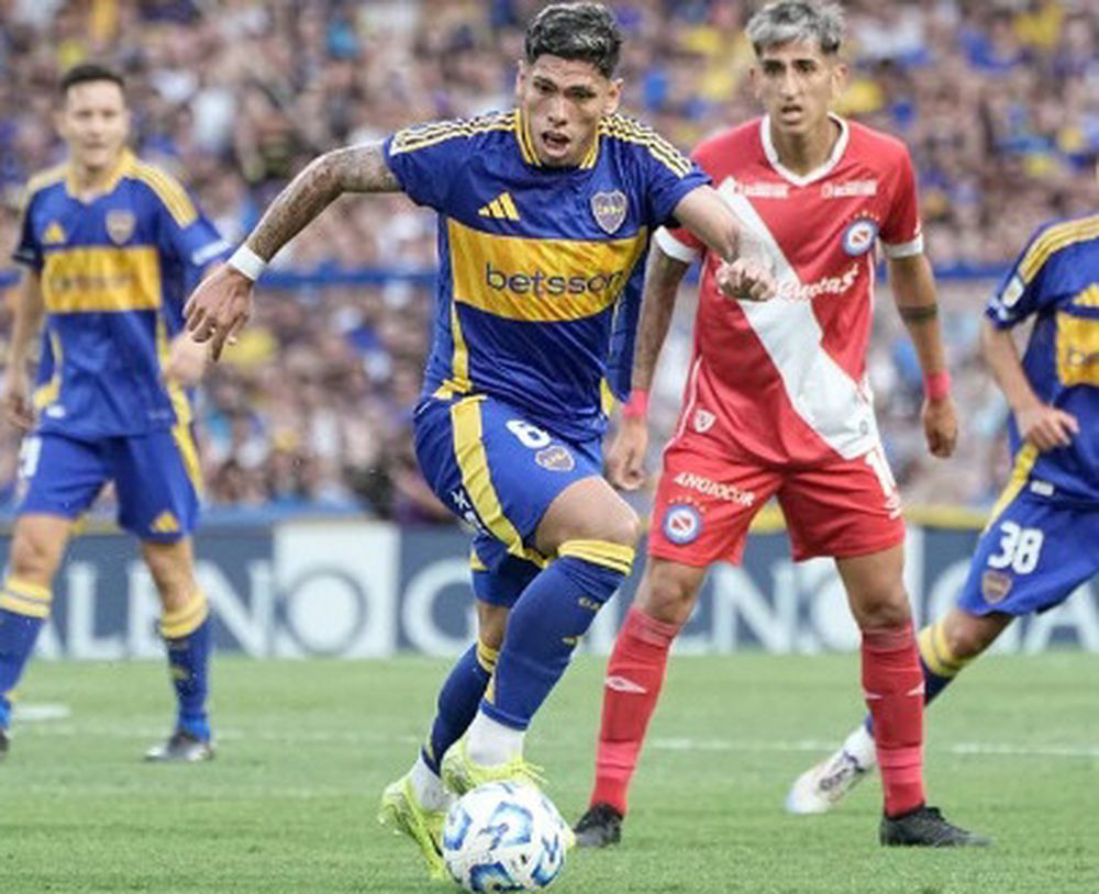 El chileno Palacios se lleva la pelota en un ataque de Boca. Terminó 0-0.