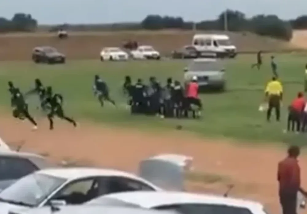 Se metió a la cancha con una camioneta para atropellar al árbitro