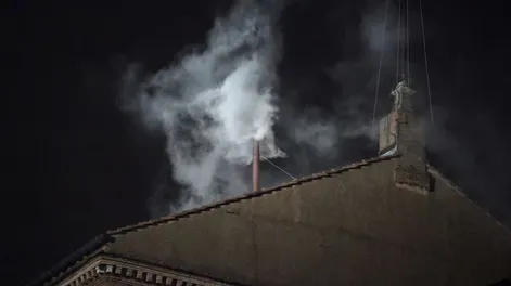 Qué significa la fumata blanca en la elección de un nuevo papa