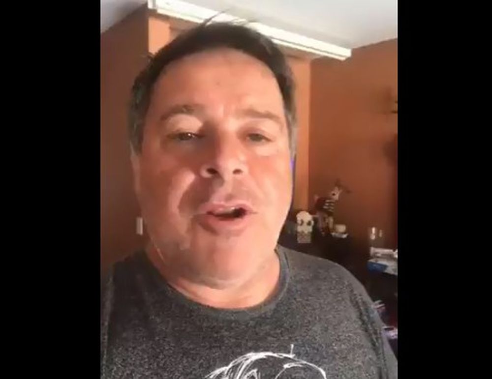Carna filmó un video para las fiestas y tuvo un grosero descuido