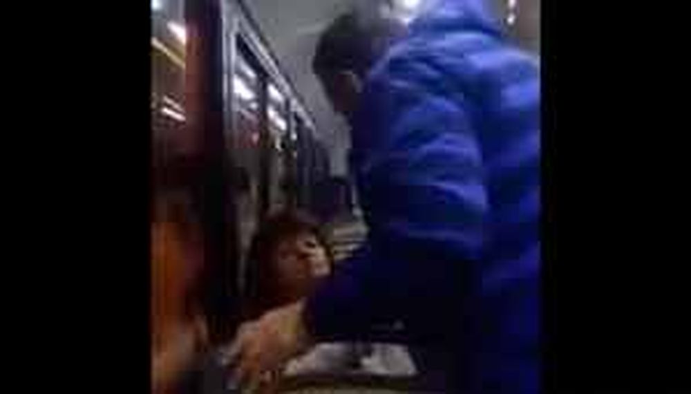 Estremecedor video: una mujer “poseída” en un colectivo