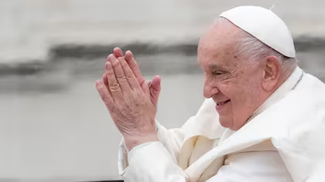 El papa Francisco pasó “una noche tranquila”, pero su pronóstico sigue siendo reservad