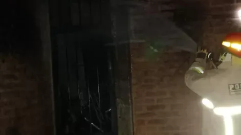 Apoyó un colchón sobre unos cables y se originó un incendio