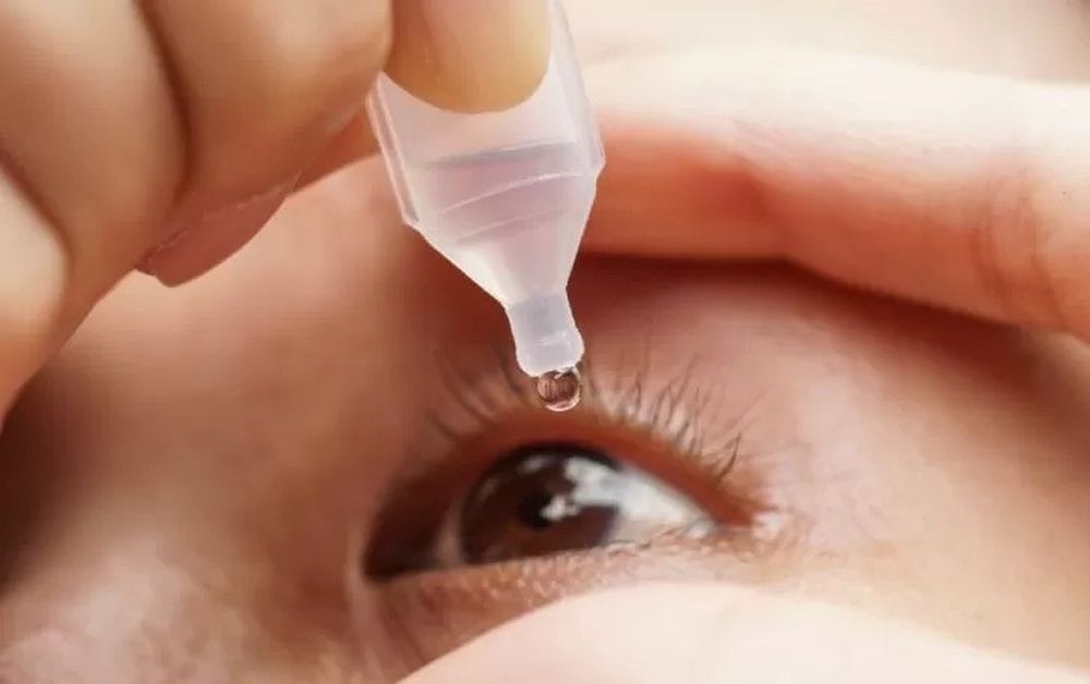 Chau a los lentes. Una sola gota, que empieza actuar después de los 30 minutos, corrige la visión de cerca.