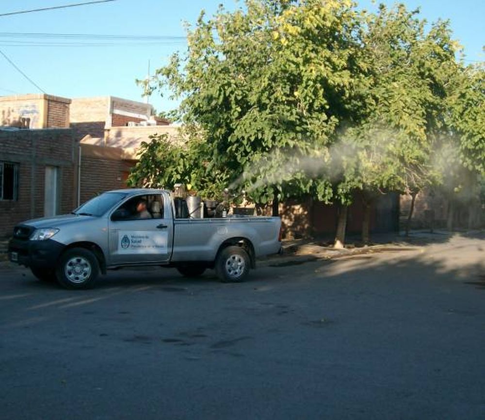 Virus del mosquito: nubes de insecticida en calles de barrio