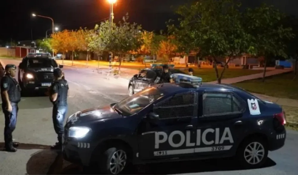 Asesinaron a un hombre y descartaron su cuerpo envuelto en una lona