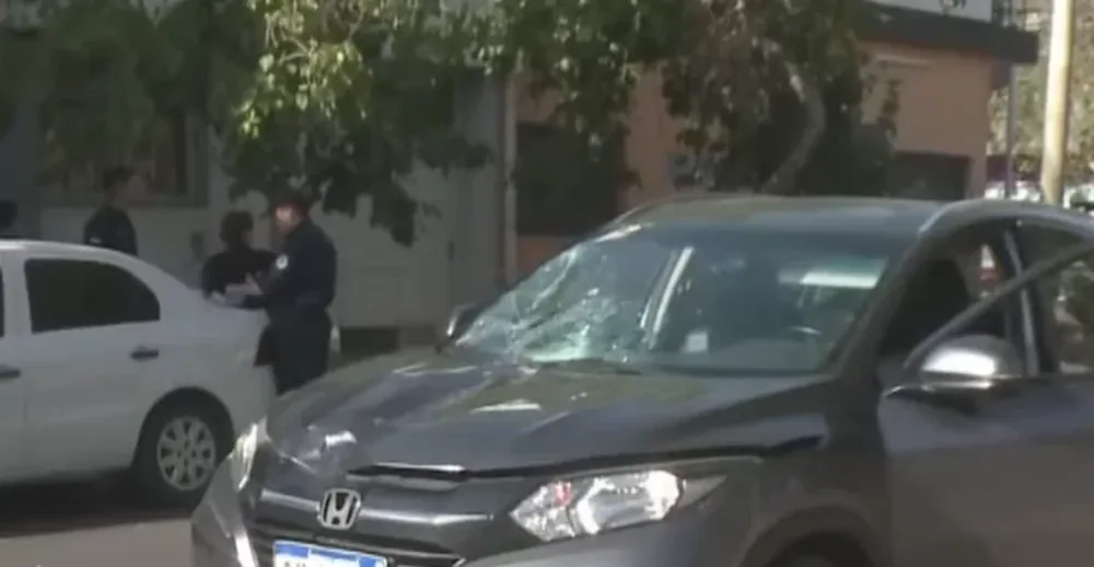 Un peatón que cruzaba por la mitad de la cuadra fue atropellado por una camioneta