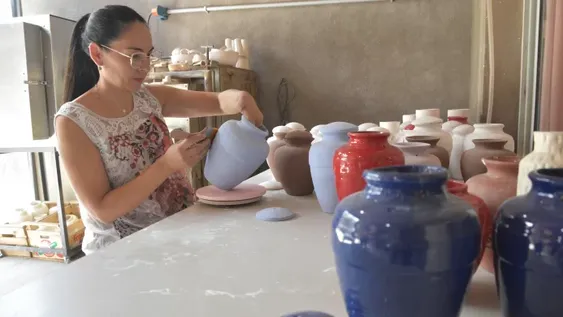 Urnas para cenizas de personas fallecidas, un negocio familiar para salir de la crisis