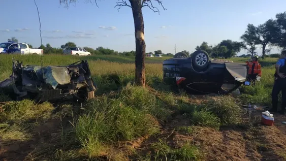 Sanjuanina se quedó dormida, volcó y se estrelló contra un árbol: el auto se partió al medio
