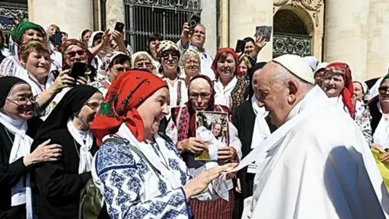 Francisco ‘está bien, despierto y trabajando’ tras la operación