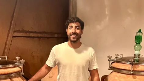 La historia del microbiólogo argentino especializado en vino que está transformando el sector vitivinícola