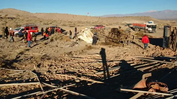 Un camión se quedó sin frenos y volcó: terminó destrozado y el chofer se salvó de milagro