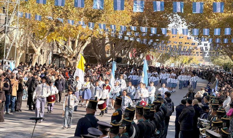 Unas 25.000 personas participaron del desfile patrio que se realizó este lunes para conmemorar la Revolución de Mayo.