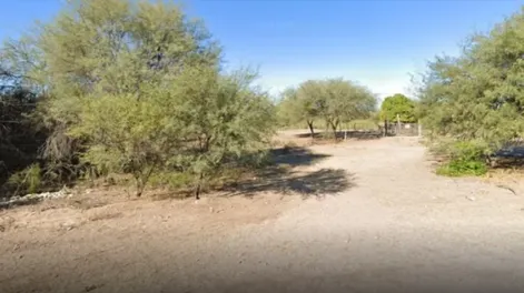 Hallan el cuerpo de un hombre junto a su caballo en un campo de Valle Fértil, ¿falleció por una descarga eléctrica?