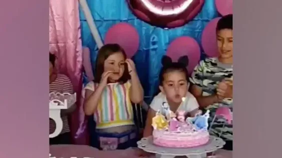 El video que todos comparten: conocé la historia detrás de la pelea de dos nenas en un cumple