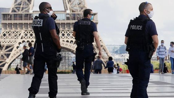 Evacuaron la Torre Eiffel  por una amenaza de bomba