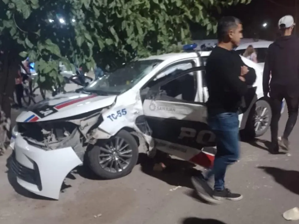 Un patrullero se vio involucrado en un triple choque con varios heridos, entre ellos dos niños