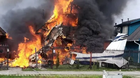 Una avioneta cayó sobre dos casas en Puerto Montt y 6 personas murieron