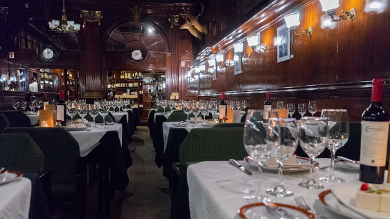 Uno de los restaurantes más emblemáticos de la City porteña se declaró a la quiebra. Tenía más de un siglo de historia.
