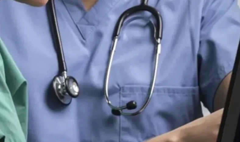 Médico acusado de abuso sexual, absuelto.