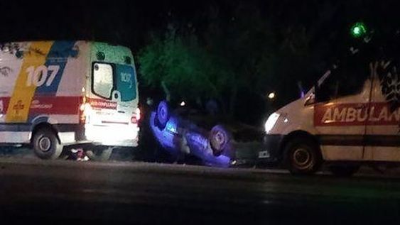 Inicio de año accidentado: perdió el control de su auto y terminó volcando