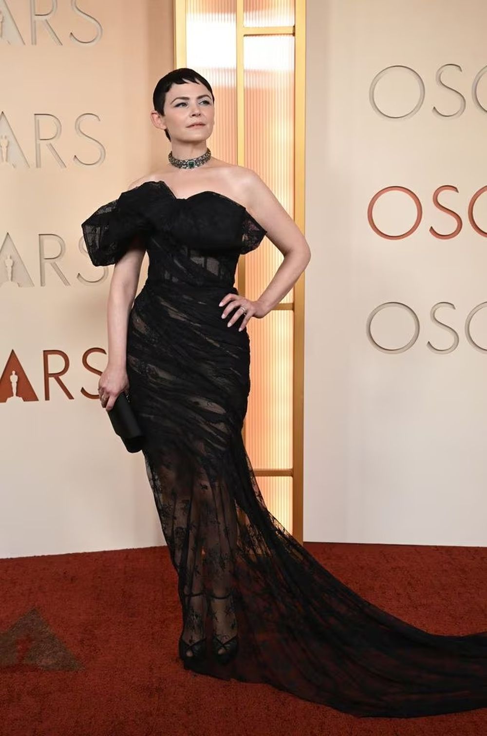 Ginnifer Goodwin. La actriz estadounidense se decantó por el color negro y la sensualidad de las transparencias en un vestido que mostraba grandes volúmenes en el pecho, de Monse (colección Otoño/Invierno 2026-2027).