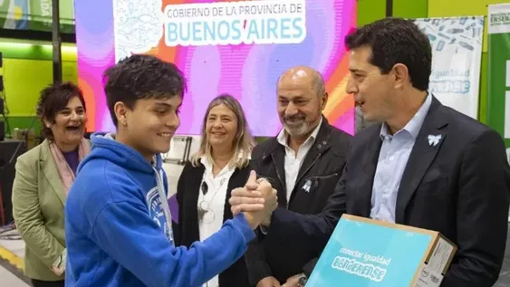 Repudio y revuelo por el trato discriminatorio a De Pedro por su tartamudez