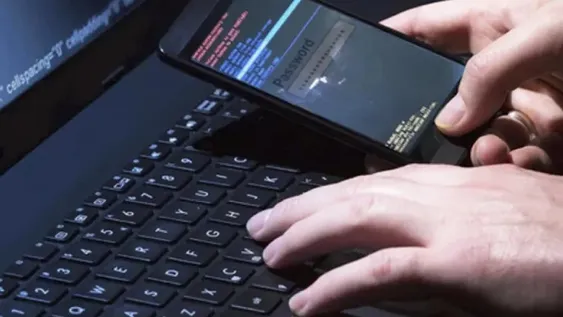 Lo más seguro es una contraseña larga y distinta en cada aplicación