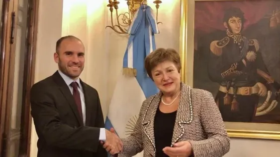 El FMI mejoró la proyección económica de Argentina en 2021 pero recortó el alza para 2022