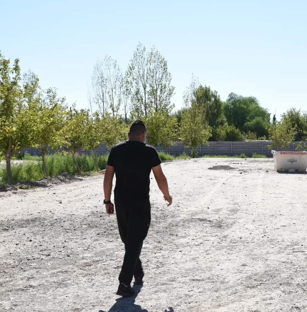 Los vecinos que se quejan porque la plaza del barrio está abandonada y parece un desierto