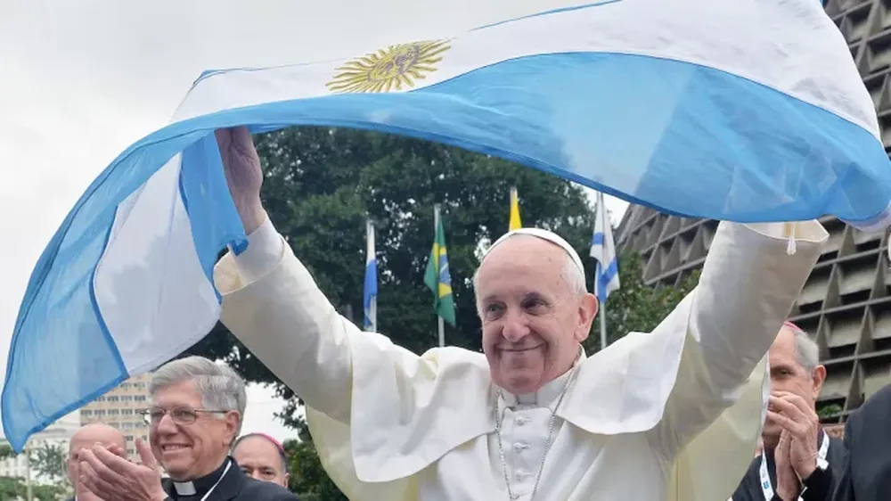 LA HISTORIA DIRÁ que por primera vez en 1.300 años, un papa surgió desde el hemisferio sur, más precisamente desde Argentina. Una nación donde las divisiones y fanatismo político hicieron que Francisco no pudiera llegar su tierra para abrazar a los creyentes de su patria, argumentan distintos especialistas.