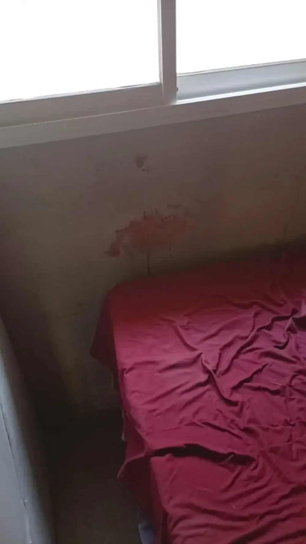 La pared quedó marcada con la sangre del hombre.