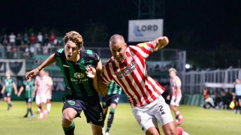 Ataque. Genaro Rossi lucha con Ferreyra. San Martín empezó ganando pero se durmió y los tucumanos se lo empataron.