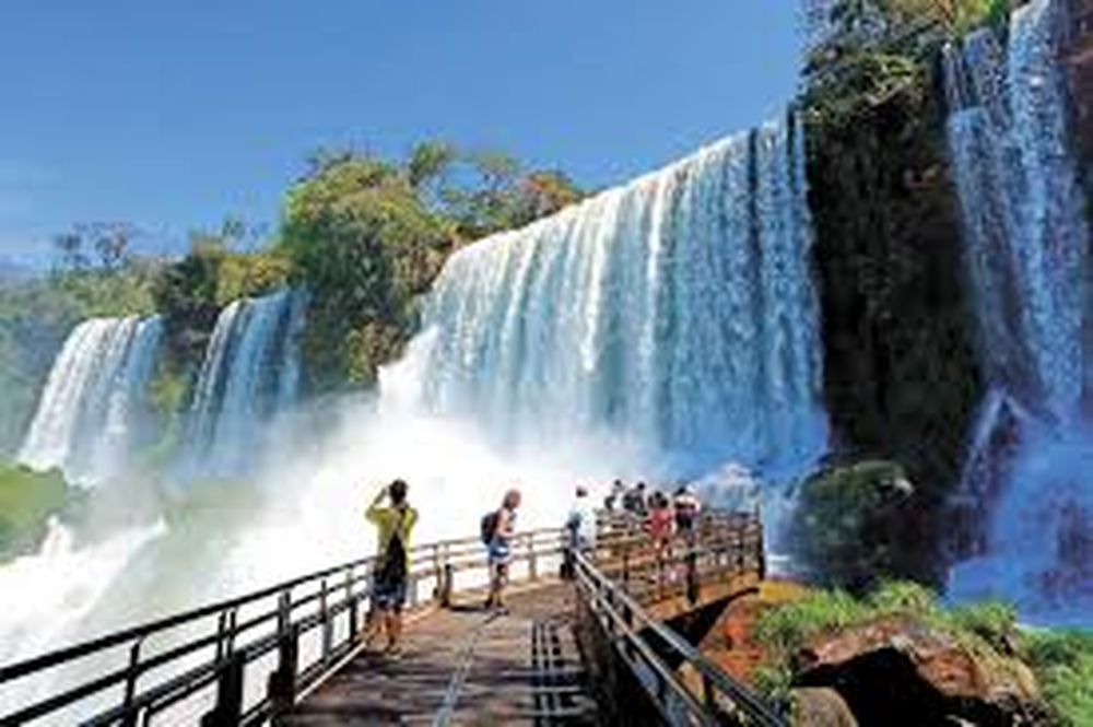 Las impresionantes imágenes de la crecida del río por las que cerraron las Cataratas del Iguazú