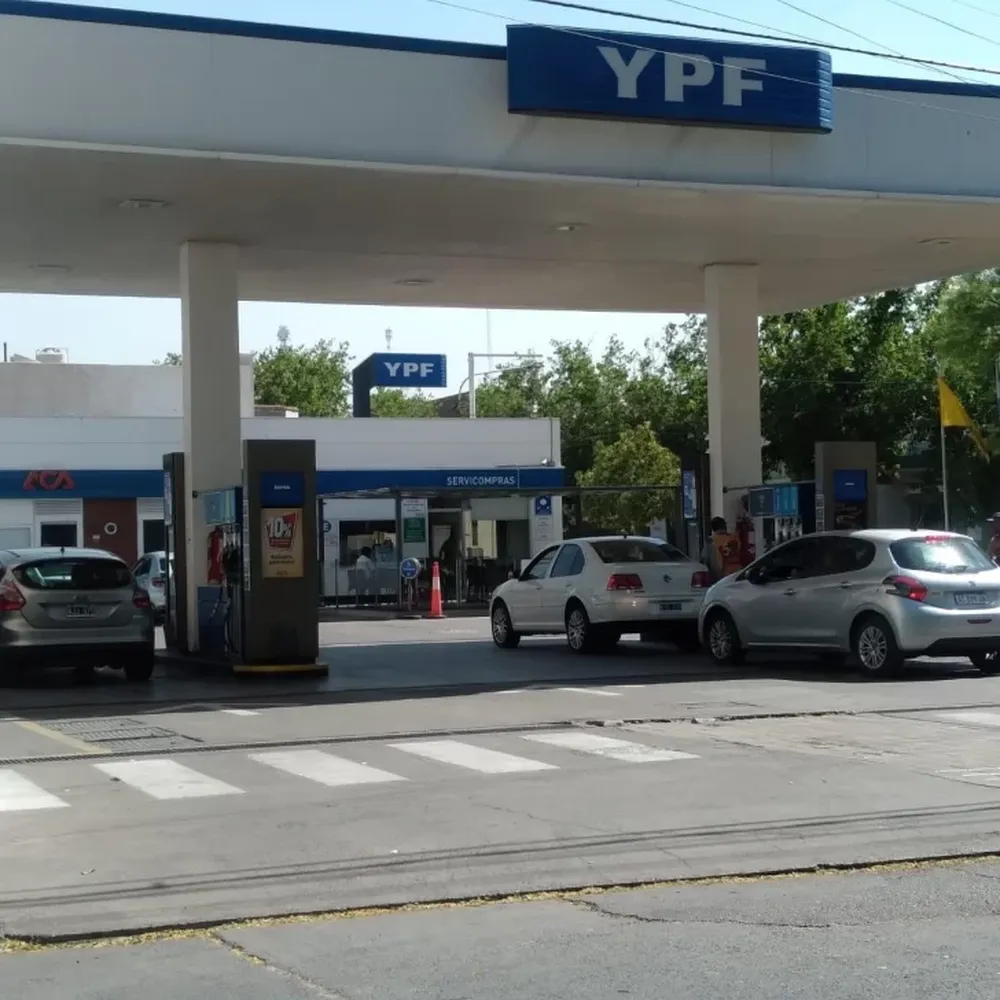 Informaron que el lunes suben en promedio 4,5% todos los combustibles