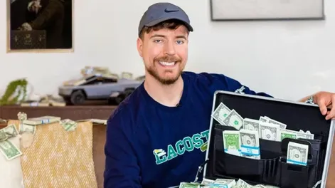 Quién es el youtuber que regala dinero a sus seguidores