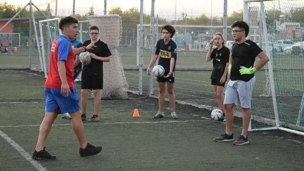 Vuelven las canchas de fútbol 5, pero solo para clases en escuelitas