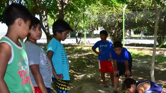 Balitas y tortas de barro para  enseñarles a disfrutar del juego