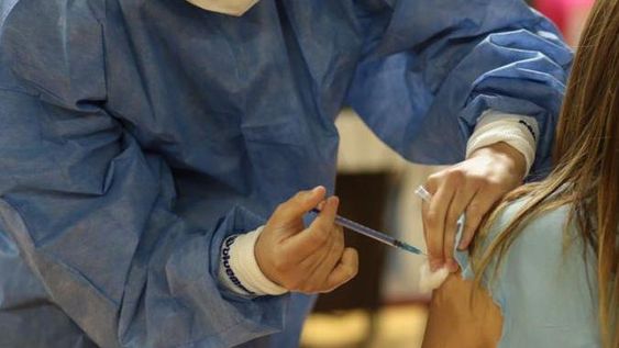 Quiénes podrán optar por la combinación de Sputnik V, AstraZeneca y Moderna