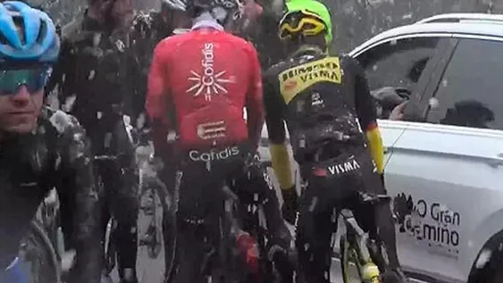 Por la nieve pararon la etapa